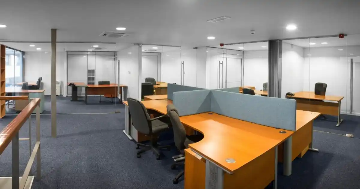 Open space vide illustrant les métiers qui seront transformés par l'IA d'ici 2030